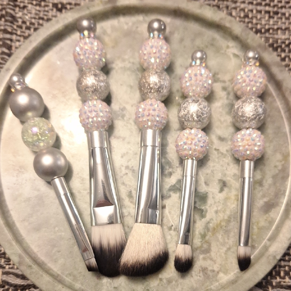 Elegant Silver Makeup Brush Set